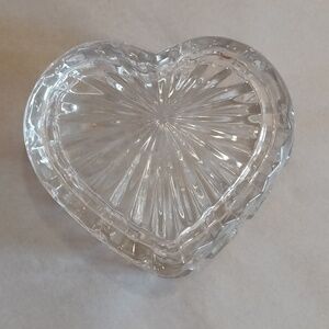 Lead crystal heart shaped dish with lid EUC jewelry box or trinket box LIKE NEW
